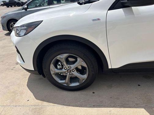 Star White Metallic Tri-Coat 2025 Ford Escape ST-Line