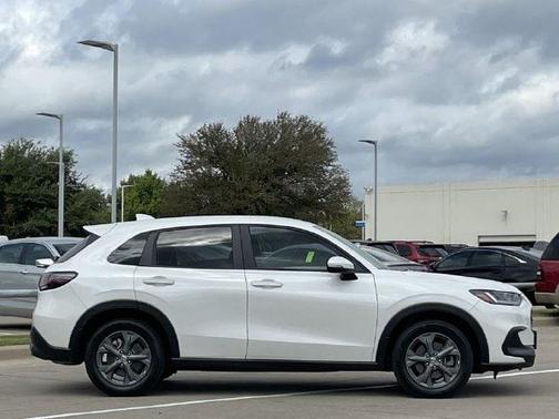 Platinum White Pearl 2026 Honda HR-V LX