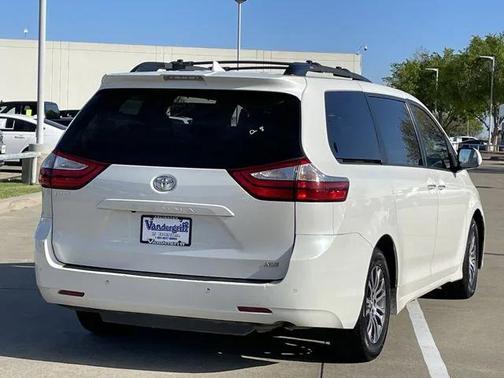 2019 Toyota Sienna XLE