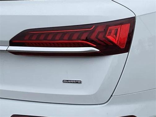 2024 Audi Q7 45 Premium Plus