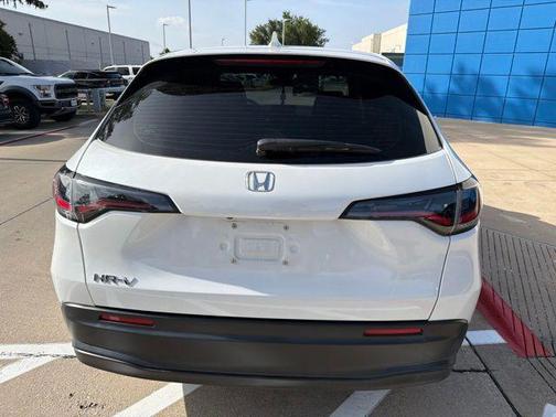 Platinum White Pearl 2024 Honda HR-V LX
