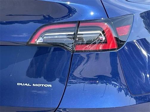 2022 Tesla Model Y Long Range Dual Motor All-Wheel Drive