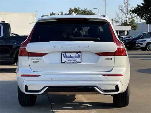 2024 Volvo XC60 B5 Core Dark Theme