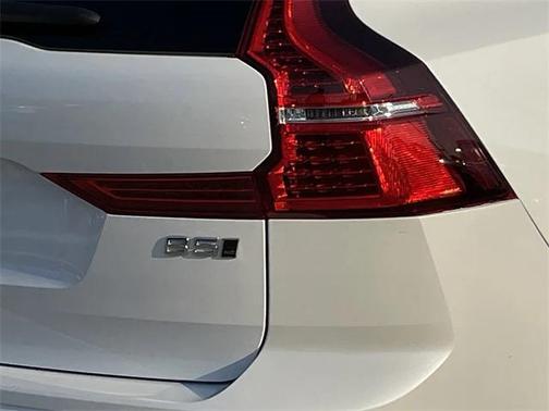 2024 Volvo XC60 B5 Core Dark Theme