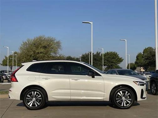 2024 Volvo XC60 B5 Core Dark Theme