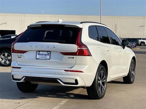 2024 Volvo XC60 B5 Core Dark Theme