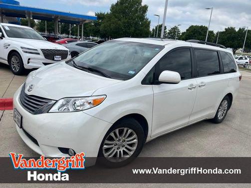 Blizzard Pearl 2017 Toyota Sienna XLE Premium