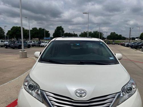 Blizzard Pearl 2017 Toyota Sienna XLE Premium