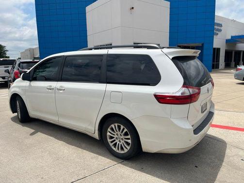 Blizzard Pearl 2017 Toyota Sienna XLE Premium