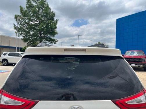 Blizzard Pearl 2017 Toyota Sienna XLE Premium