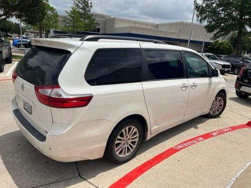 Blizzard Pearl 2017 Toyota Sienna XLE Premium