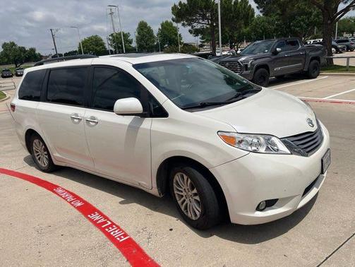 Blizzard Pearl 2017 Toyota Sienna XLE Premium
