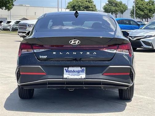 2025 Hyundai ELANTRA SE