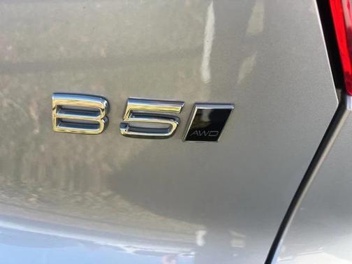 2024 Volvo XC40 B5 Core