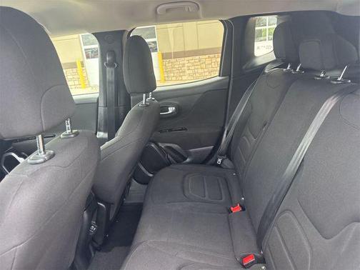 Alpine White Clearcoat 2019 Jeep Renegade Latitude