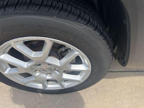 Alpine White Clearcoat 2019 Jeep Renegade Latitude