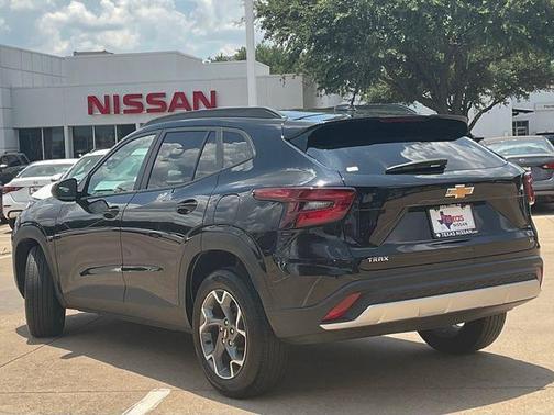 Mosaic Black Metallic 2025 Chevrolet Trax LT
