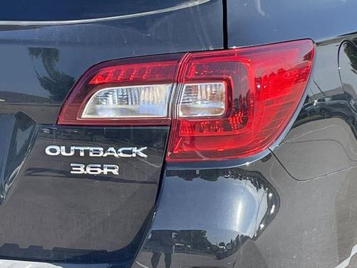 Crystal Black Silica 2017 Subaru Outback 3.6R Limited