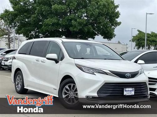 2021 Toyota Sienna XLE 8 Passenger