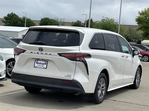 2021 Toyota Sienna XLE 8 Passenger