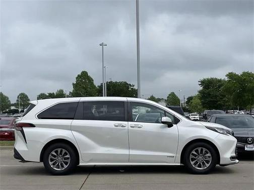 2021 Toyota Sienna XLE 8 Passenger
