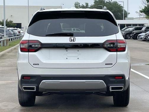 Platinum White Pearl 2026 Honda Pilot Touring 8-Passenger