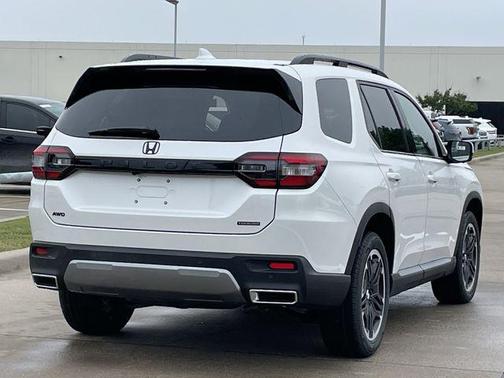 Platinum White Pearl 2026 Honda Pilot Touring 8-Passenger