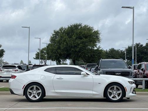 Summit White 2018 Chevrolet Camaro 1LT