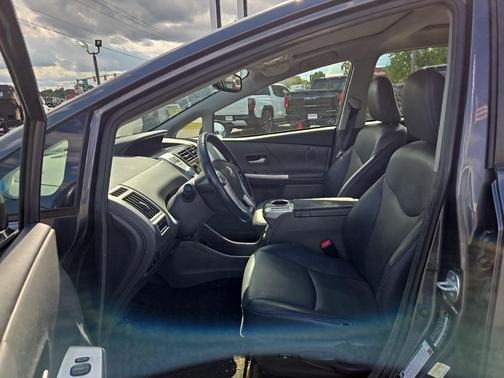 2014 Toyota Prius v Five