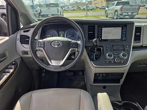 2020 Toyota Sienna XLE
