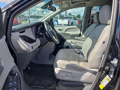 2020 Toyota Sienna XLE