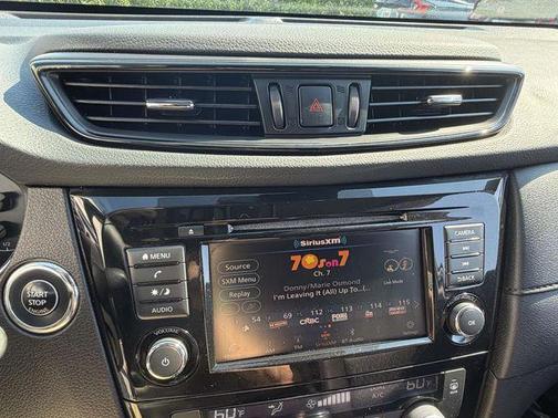 Pearl White Tricoat 2019 Nissan Rogue SV
