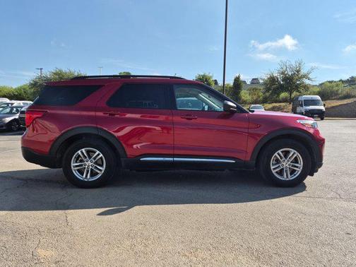 Jewel Red Metallic Tinted Clearcoat 2022 Ford Explorer XLT