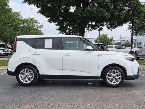 Snow White Pearl 2023 Kia Soul LX