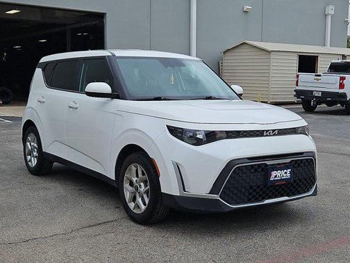 Snow White Pearl 2023 Kia Soul LX