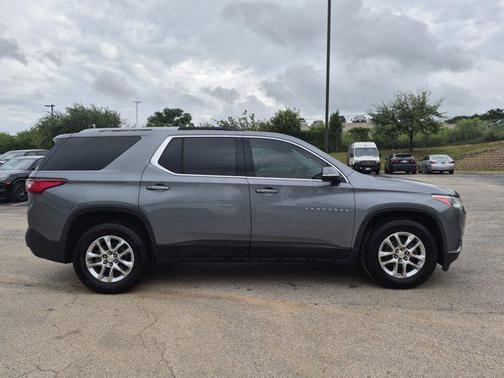 Satin Steel Metallic 2018 Chevrolet Traverse LT Cloth