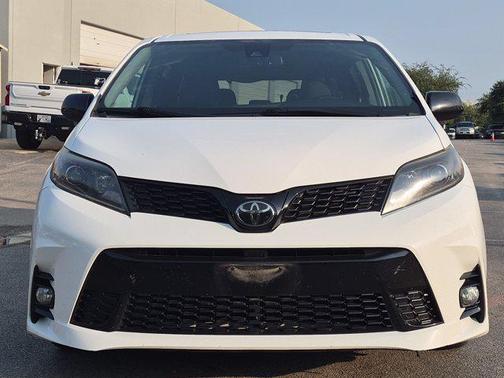 Super White 2020 Toyota Sienna SE