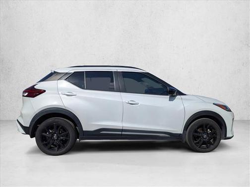Aspen White Tricoat 2024 Nissan Kicks SR