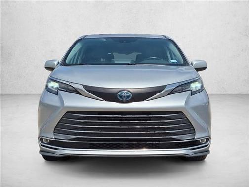 Celestial Silver Metallic 2021 Toyota Sienna XLE 8 Passenger