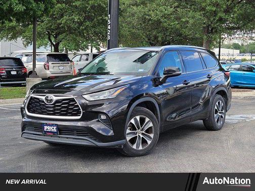 Opulent Amber 2021 Toyota Highlander XLE