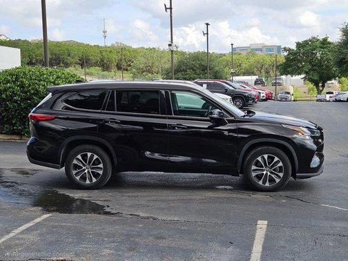 Opulent Amber 2021 Toyota Highlander XLE