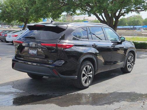 Opulent Amber 2021 Toyota Highlander XLE