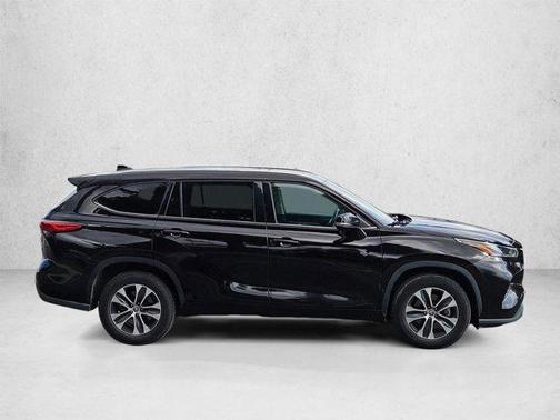 Opulent Amber 2021 Toyota Highlander XLE