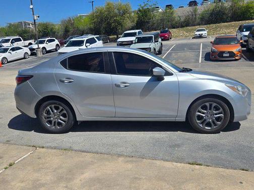 2019 Toyota Yaris Sedan LE