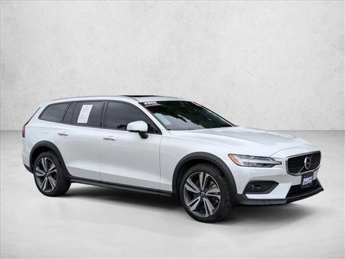 2025 Volvo V60 Cross Country Plus, B5 AWD Gas (mild hybrid)