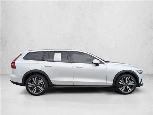 2025 Volvo V60 Cross Country Plus, B5 AWD Gas (mild hybrid)