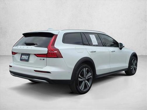 2025 Volvo V60 Cross Country Plus, B5 AWD Gas (mild hybrid)