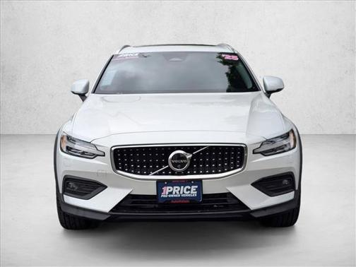 2025 Volvo V60 Cross Country Plus, B5 AWD Gas (mild hybrid)