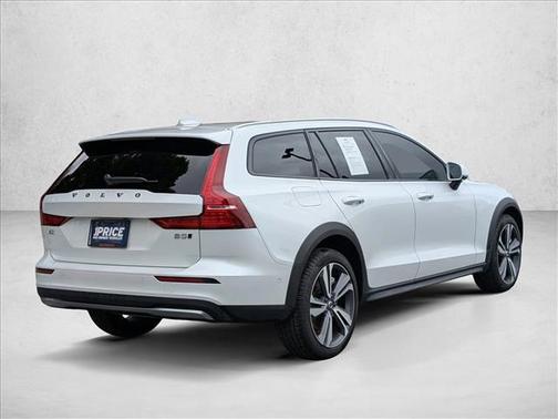 2025 Volvo V60 Cross Country Plus, B5 AWD Gas (mild hybrid)