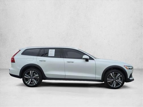 2025 Volvo V60 Cross Country Plus, B5 AWD Gas (mild hybrid)